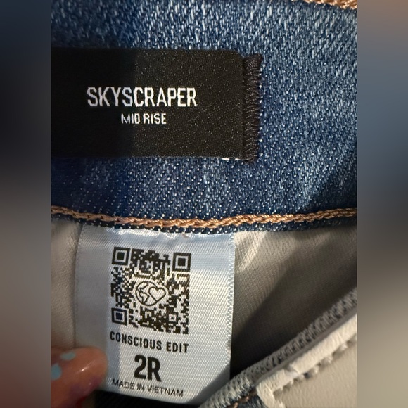 Express Women's Mid Rise Medium Wash Skyscraper Jeans size 2R - Picture 8 of 9